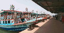 বৈরী আবহাওয়ায় দৌলতদিয়া-পাটুরিয়া নৌরুটে লঞ্চ চলাচল বন্ধ
