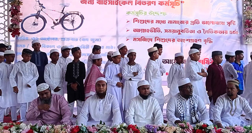 টানা ৪১ দিন জামাতে নামাজ আদায় করে পুরস্কার পেল ২৪ কিশোর