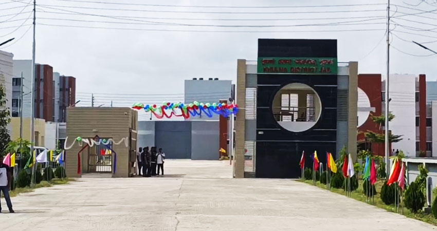 খুলনায় নতুন কারাগার চালু, কয়েদিদের ফুল দিয়ে বরণ