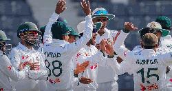 প্রথম ইনিংসে ৩শ'র আগেই থামলো আইরিশরা