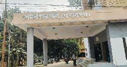 কোটালীপাড়া থানায় ও উপজেলা পরিষদে ককটেল হামলা, আহত ৩