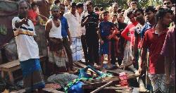 ঢাকা-বরিশাল মহাসড়কে দোকানের উপর উঠে গেল কাভার্ডভ্যান: নিহত ১