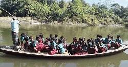 বাগমারায় উপহারের নৌকা পেয়ে খুশি শিক্ষার্থীরা, স্থায়ী ব্রিজ নির্মানের আশ্বাস ইউএনওর